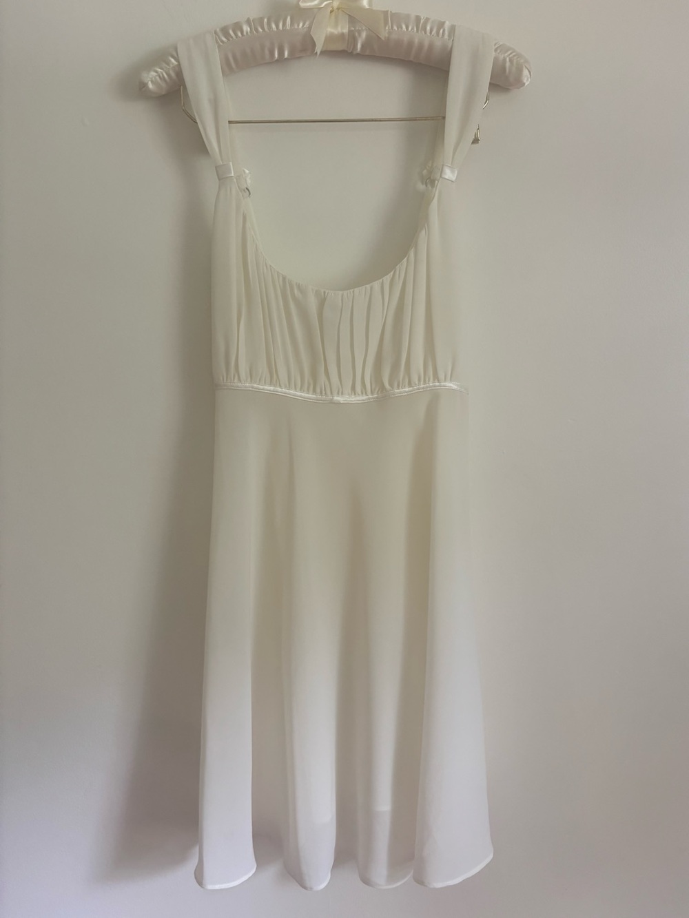 Jones New York Cream Chemise Sheer
Mini Dress with Gathered Bodice & Tie Back